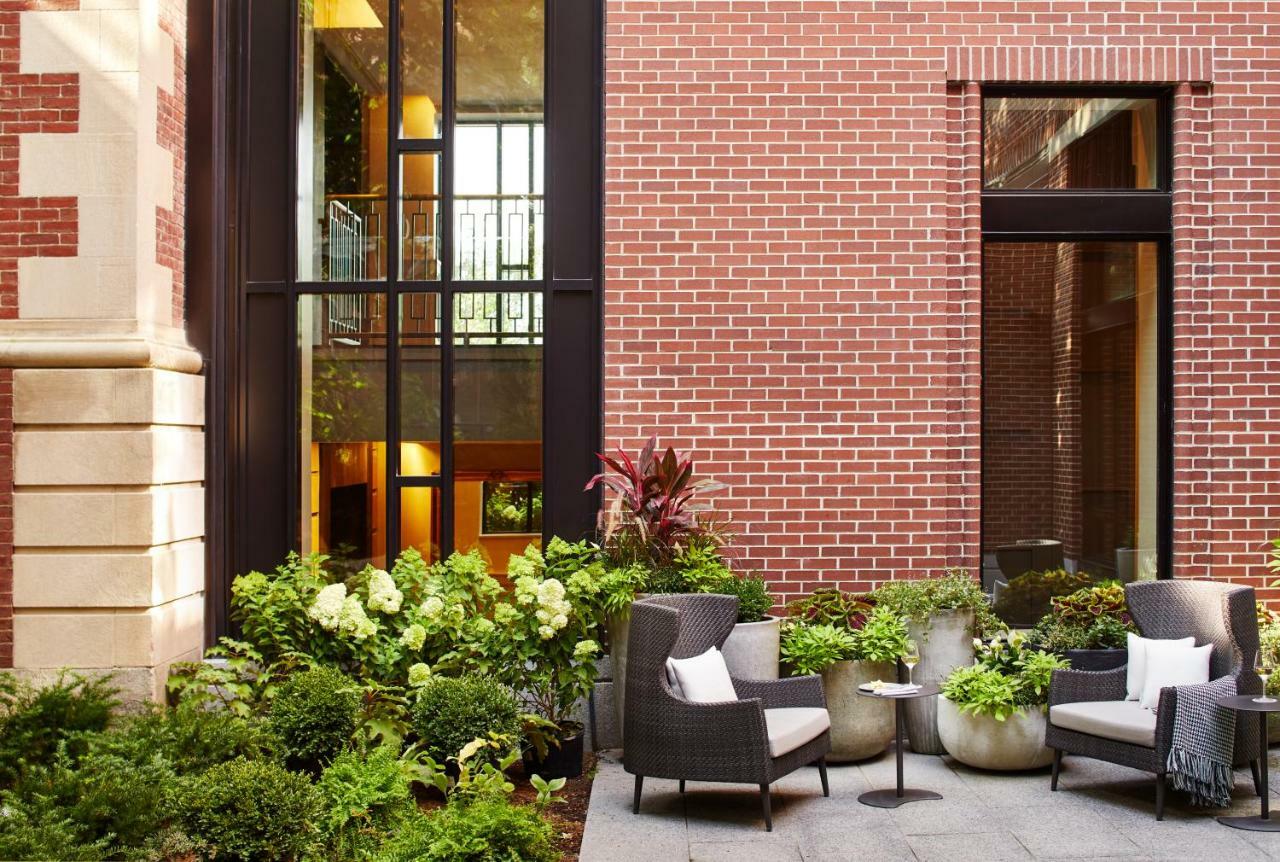 فندق ذا ويتني بوسطن المظهر الخارجي الصورة The courtyard at the 100 East 53rd Street townhouse