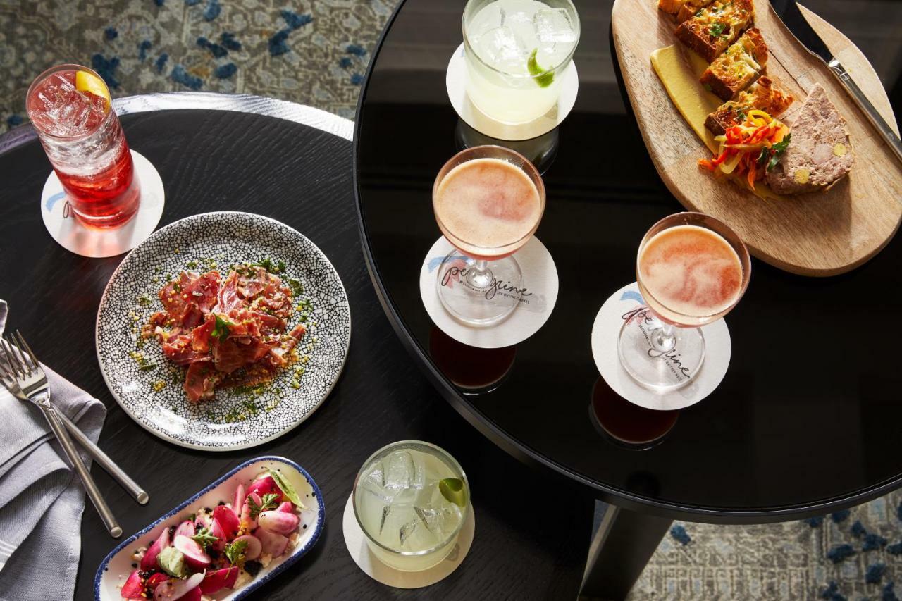 فندق ذا ويتني بوسطن المظهر الخارجي الصورة Cocktails at the bar