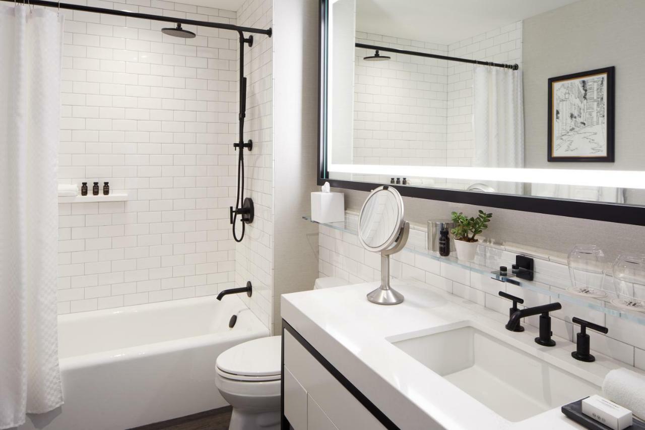 فندق ذا ويتني بوسطن المظهر الخارجي الصورة A bathroom with a shower curtain